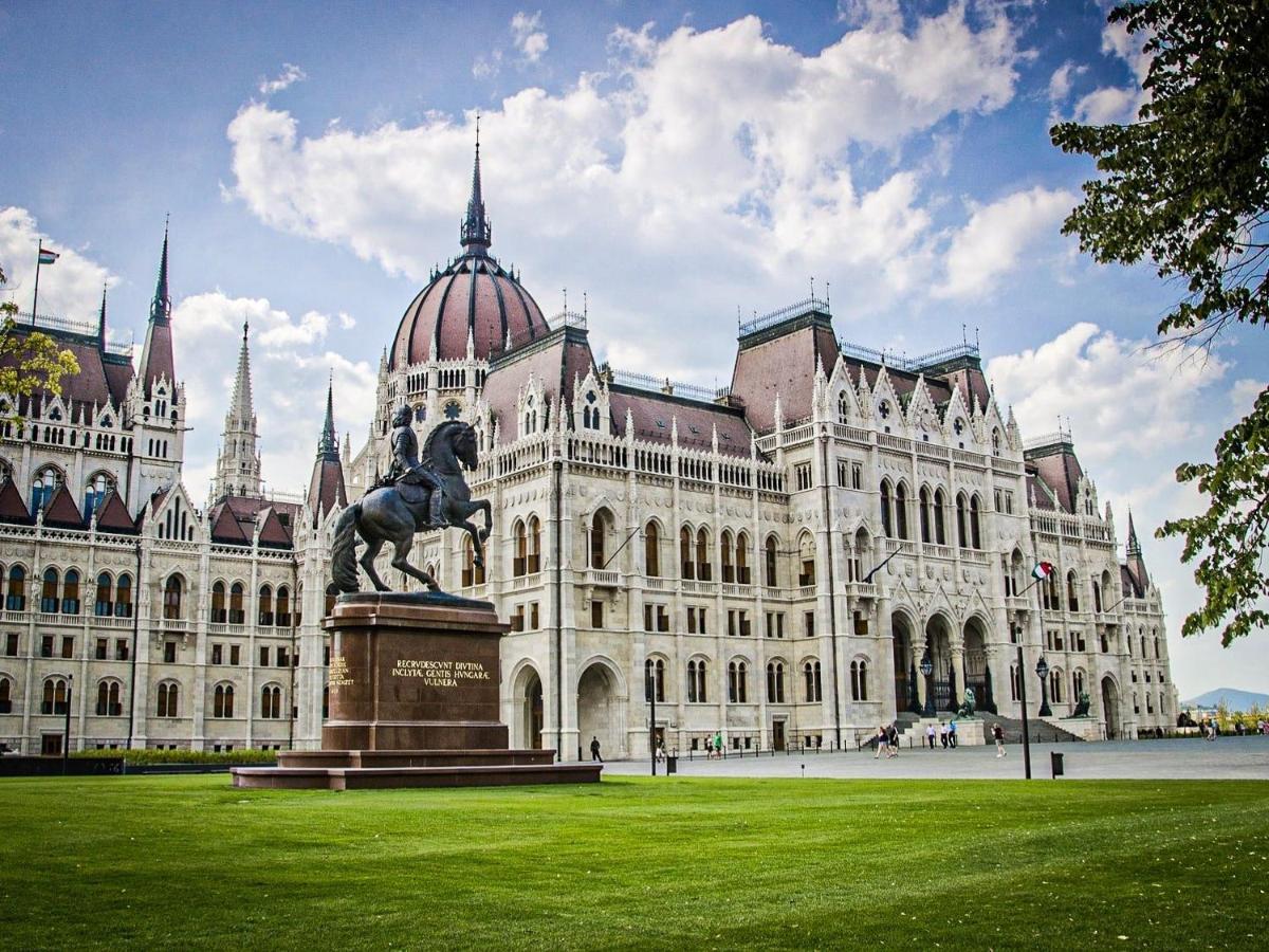 Chill On The Screened Balcony-Budapest Most Historic Landmarks Exterior photo